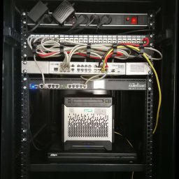 Przesłanie z historią: Stary staje się Nowym! 🔄🔧 Oto starszy serwer, który starannie zintegrowałem i nadałem mu nowe życie jako niezawodny serwer kopii. To dowód, że nawet starsze urządzenia mogą pełnić kluczowe role w nowoczesnych systemach ♻️💻 