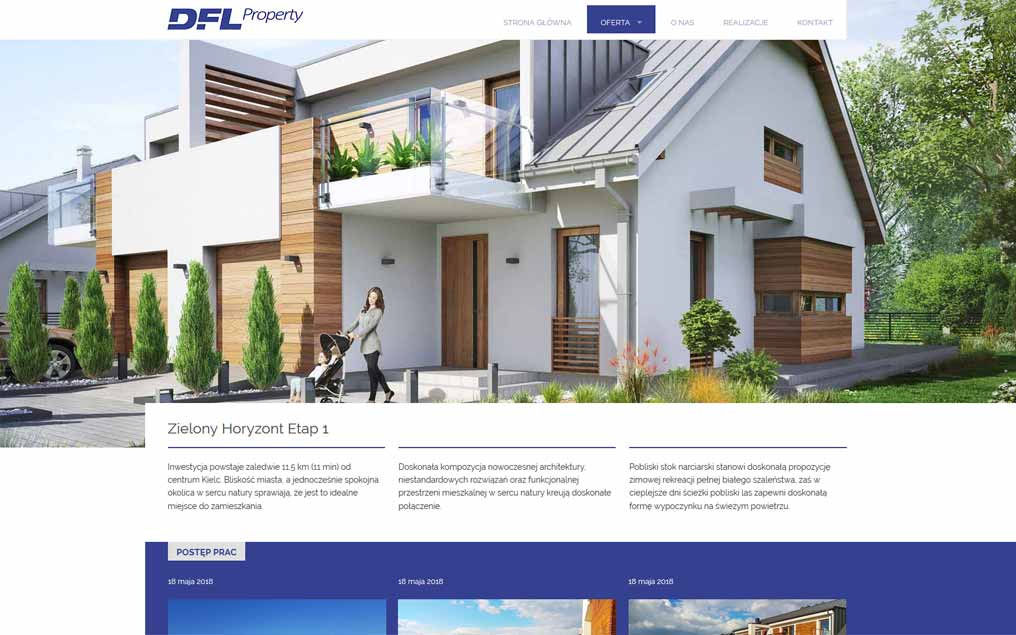 Nowoczesny dom jednorodzinny z płaskim dachem i elementami drewnianymi, kobieta z wózkiem na podjeździe, zieleń wokół budynku, strona internetowa dewelopera.