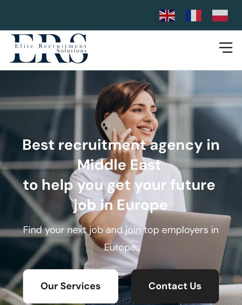Kobieta uśmiechnięta rozmawia przez telefon, trzymając laptopa, na tle strony internetowej z hasłem 'Best recruitment agency in Middle East to help you get your future job in Europe'.
