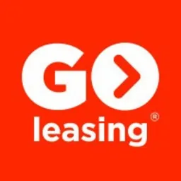 Logo firmy GO leasing na pomarańczowym tle, z charakterystycznym symbolem strzałki w okręgu.
