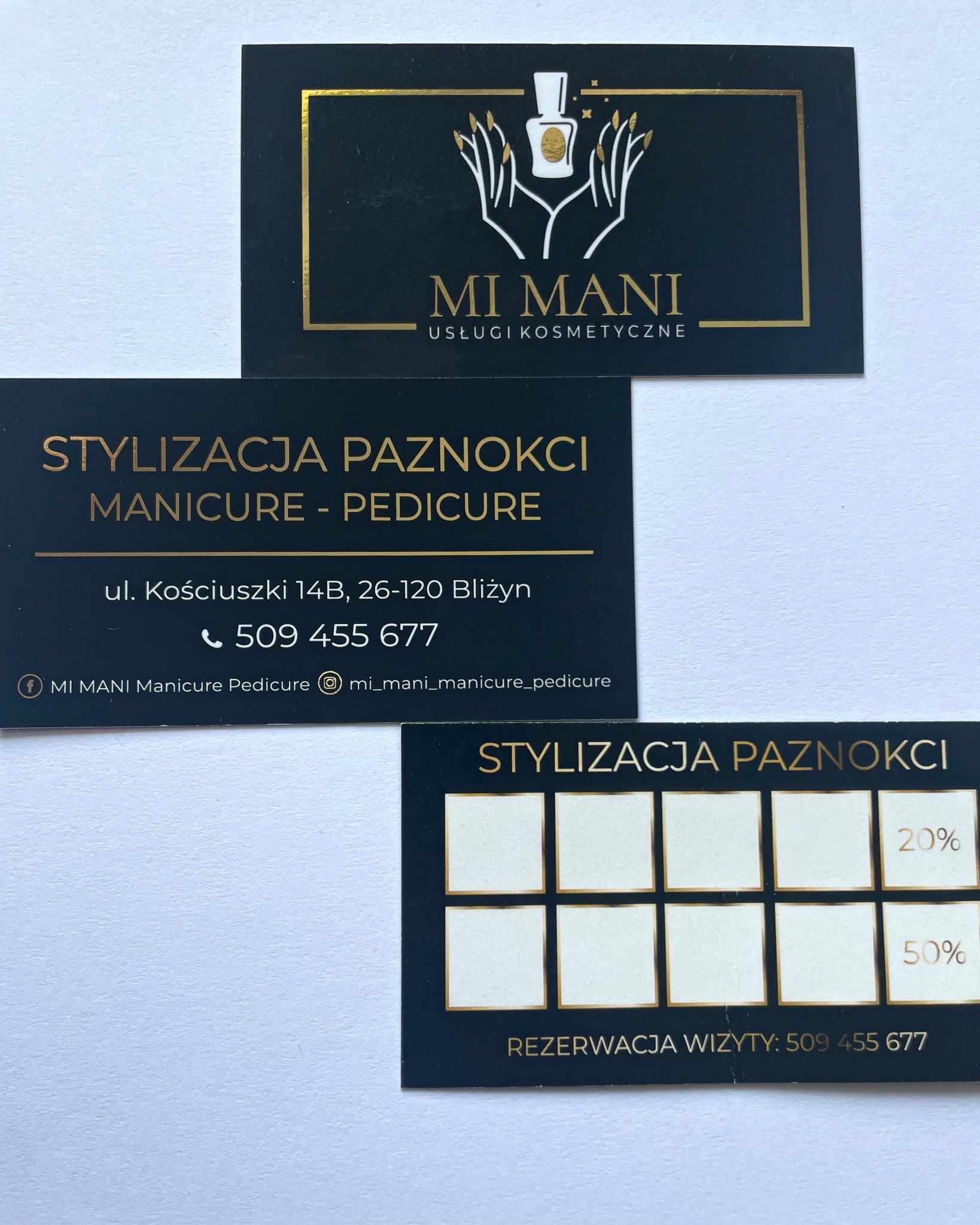 Wizytówki salonu kosmetycznego Mi Mani z logo, adresem, numerem telefonu i informacją o stylizacji paznokci, manicure i pedicure oraz kartą rabatową