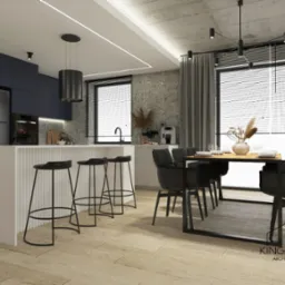 Nowoczesna kuchnia z wyspą, ciemnoniebieskimi szafkami, betonowym sufitem i jadalnią z czarnymi krzesłami tapicerowanymi, oświetlona wiszącymi lampami.