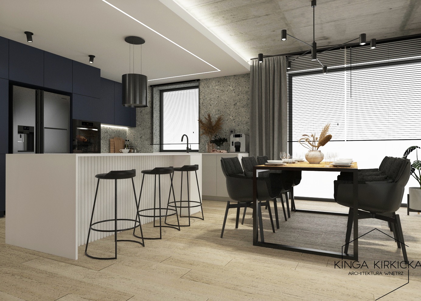 Nowoczesna kuchnia z wyspą, ciemnoniebieskimi szafkami, betonowym sufitem i jadalnią z czarnymi krzesłami tapicerowanymi, oświetlona wiszącymi lampami.