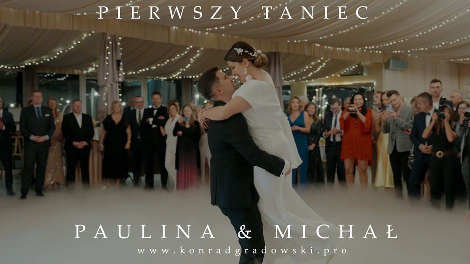 Para młoda podczas pierwszego tańca na weselu, unoszona przez pana młodego, otoczona gośćmi i efektem mgły, dekoracje świetlne w tle.