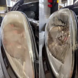 Porównanie reflektora samochodowego przed i po renowacji, widoczna duża różnica w przejrzystości klosza.