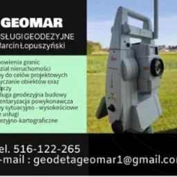 Ogłoszenie firmy GEOMAR świadczącej usługi geodezyjne, z wyszczególnionymi usługami i danymi kontaktowymi obok zdjęcia teodolitu Leica na tle zieleni.