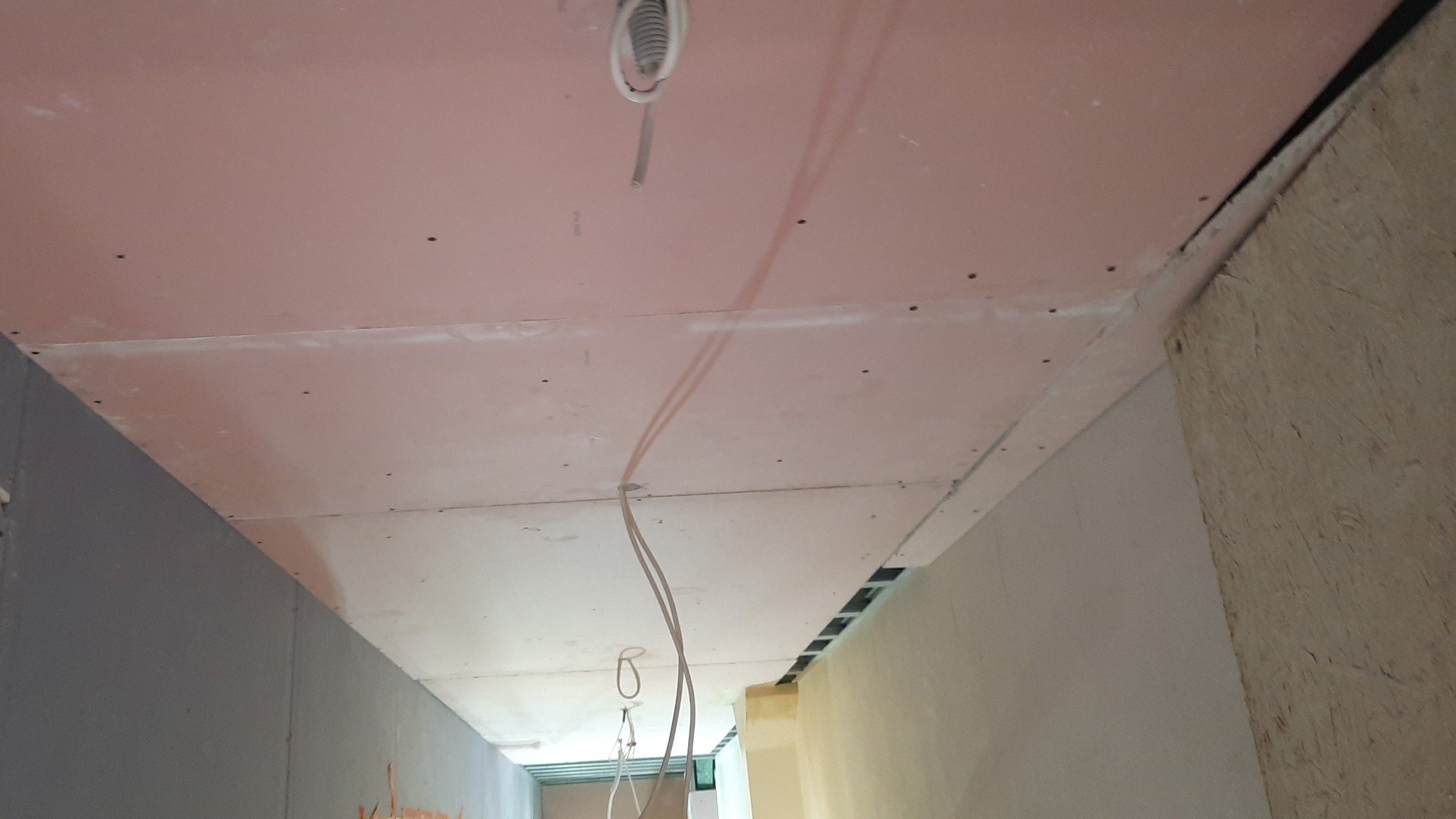 Sufit podwieszany w korytarzu.