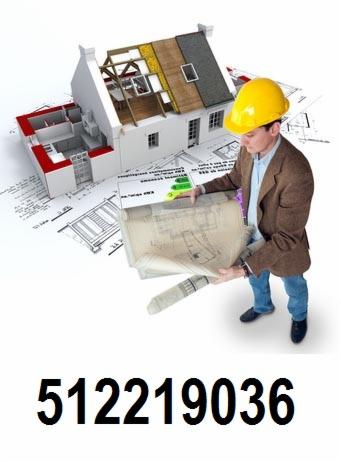 Mężczyzna w kasku i brązowej marynarce trzyma zwinięty plan na tle modelu domu w trakcie budowy i innych planów architektonicznych.