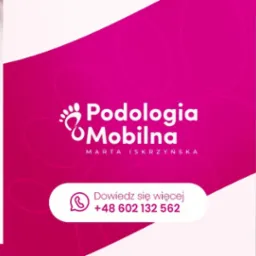 Dłonie i stopy kobiety z białym manicure i pedicure na tle białej pościeli oraz zbliżenie na dłoń w lateksowej rękawiczce wykonującą zabieg na paznokciu stopy za pomocą metalowego narzędzia.