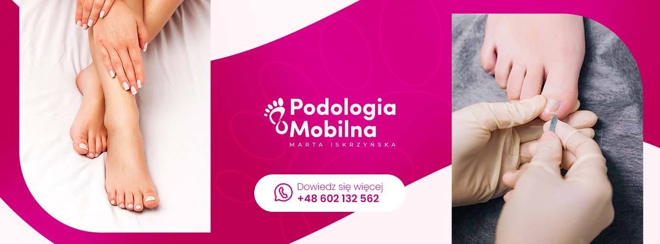 Dłonie i stopy kobiety z białym manicure i pedicure na tle białej pościeli oraz zbliżenie na dłoń w lateksowej rękawiczce wykonującą zabieg na paznokciu stopy za pomocą metalowego narzędzia.