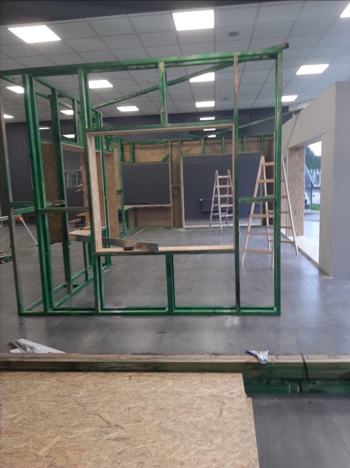 Oferujemy pracę z płytami G-k , szpachlowanie , malowanie , gładzie natryskowe , zabudowy kominków