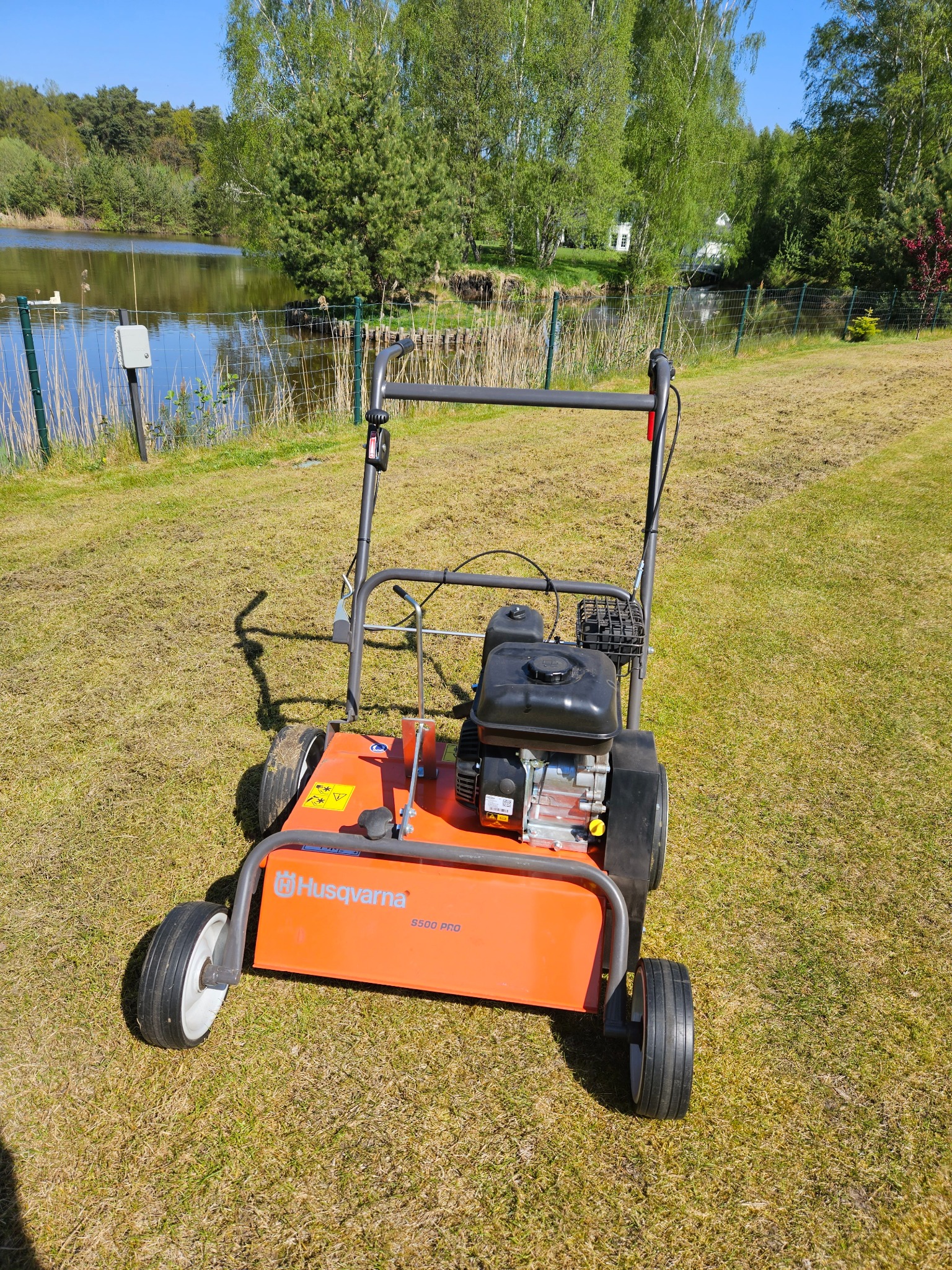 Wertykulacja trawy pomaga w regulowaniu ilości martwej materii oraz poziomych rozłogów trawy.