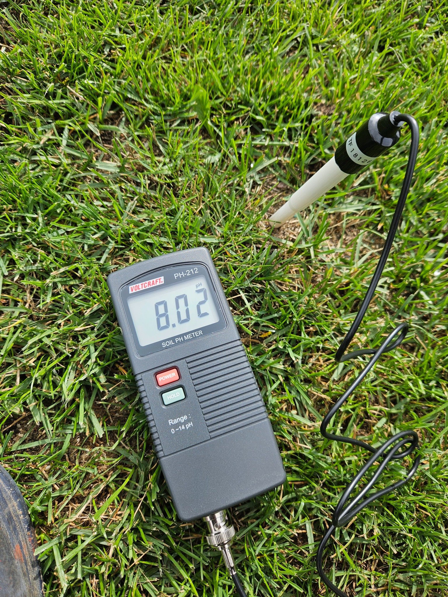 Pomiar pH ziemi jest w stanie podpowiedzieć jaki plan nawożenia i jakie kondycjonery gleby zastosować