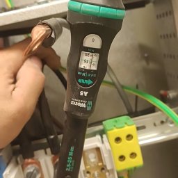 Electro Alpinist Dominik Wójcik - Dokręcanie przewodu elektrycznego kluczem dynamometrycznym Wera Click-Torque A5. Widoczne złącze, przewody i narzędzie w trakcie pracy.