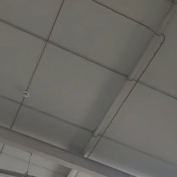 Electro Alpinist Dominik Wójcik - Czerwony sygnalizator pożarowy zamontowany na białym suficie z widocznymi przewodami i elementami oświetlenia. Ujęcie z dołu, perspektywa sufitu.