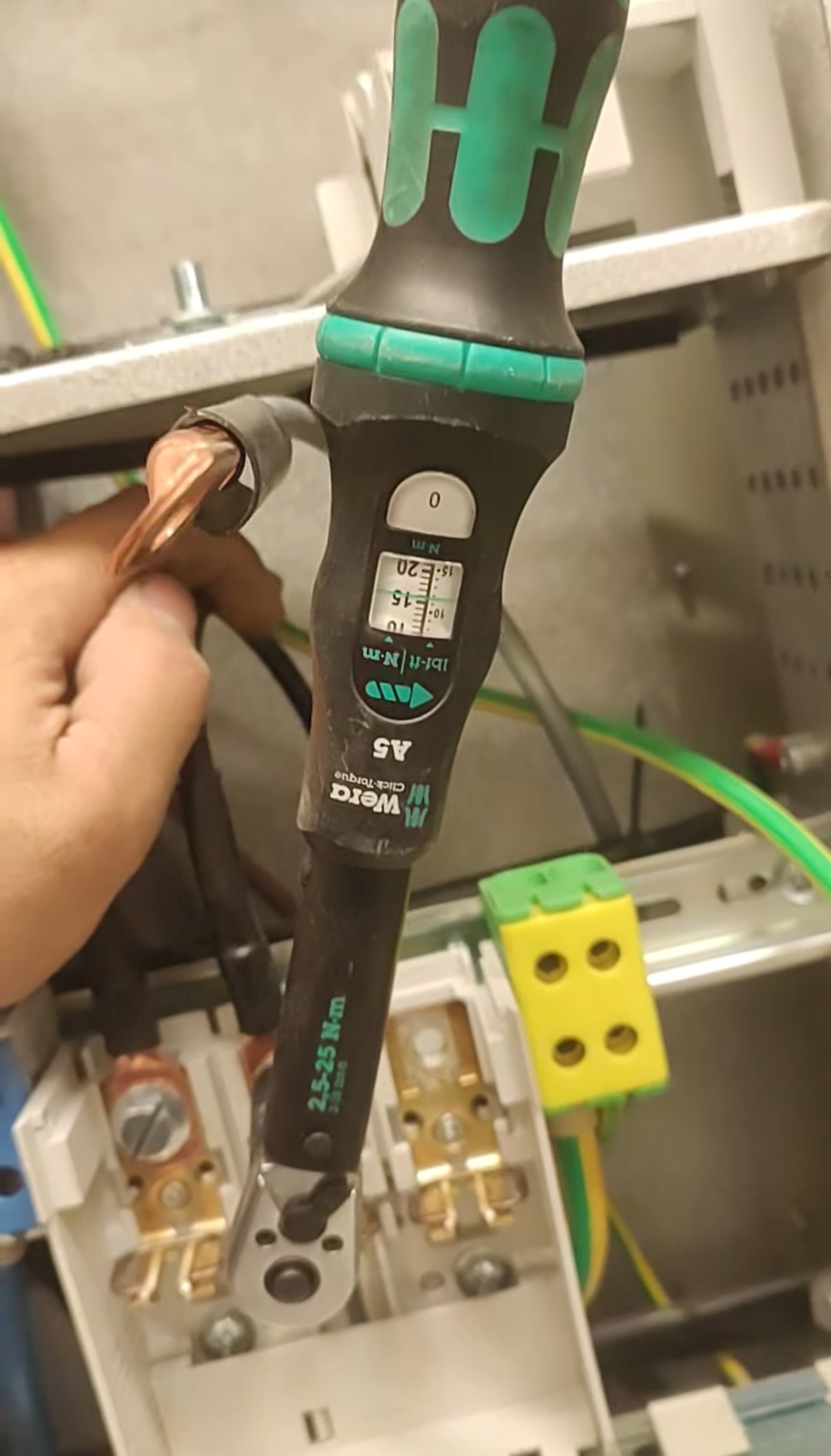 Dokręcanie przewodu elektrycznego kluczem dynamometrycznym Wera Click-Torque A5. Widoczne złącze, przewody i narzędzie w trakcie pracy.