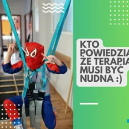 Chłopiec w stroju Spider-Mana, zabezpieczony w specjalistycznej uprzęży do rehabilitacji, wykonuje gest dłońmi na tle hasła reklamowego o terapii.