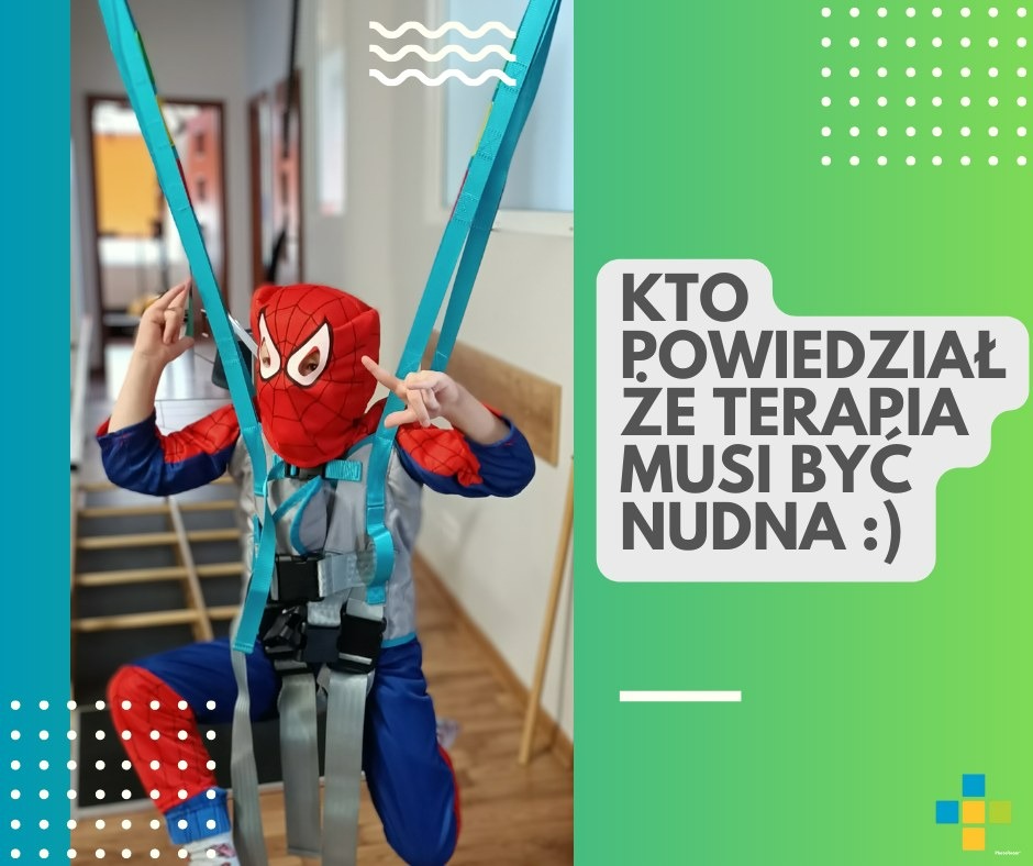 Chłopiec w stroju Spider-Mana, zabezpieczony w specjalistycznej uprzęży do rehabilitacji, wykonuje gest dłońmi na tle hasła reklamowego o terapii.