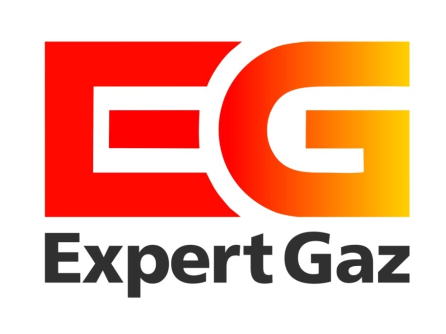 Logo firmy Expert Gaz z czerwono-pomarańczowym symbolem EG i czarnym napisem Expert Gaz poniżej.