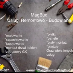 Narzędzia remontowo-budowlane, wiertarka, kombinerki, pędzel, klucz nastawny, miara, śrubokręt, młotek i kask na tle z listą usług firmy MagBud.