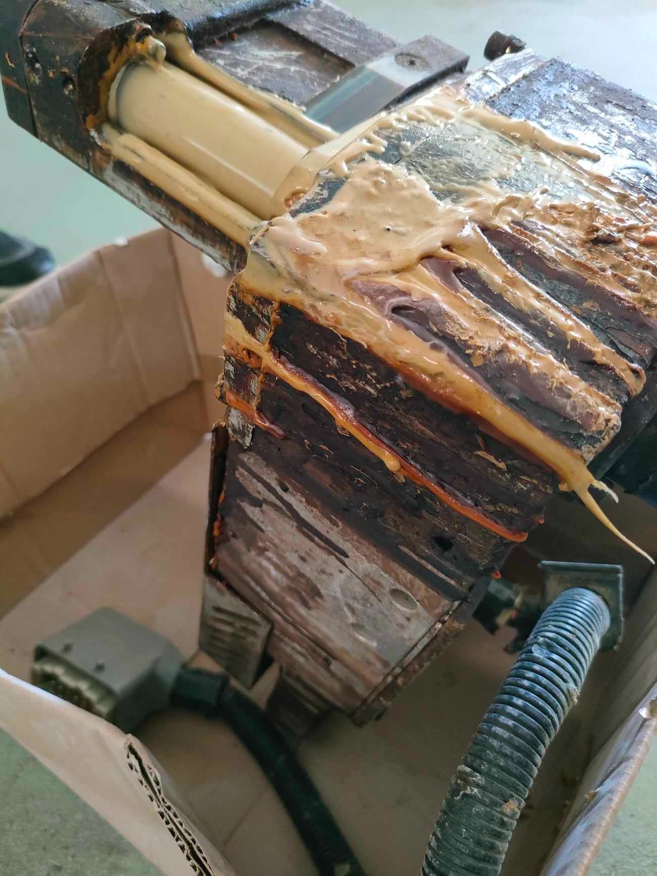 Zbiornik FELDER przed regeneracja - JR SERWIS Maszyny Stolarskie