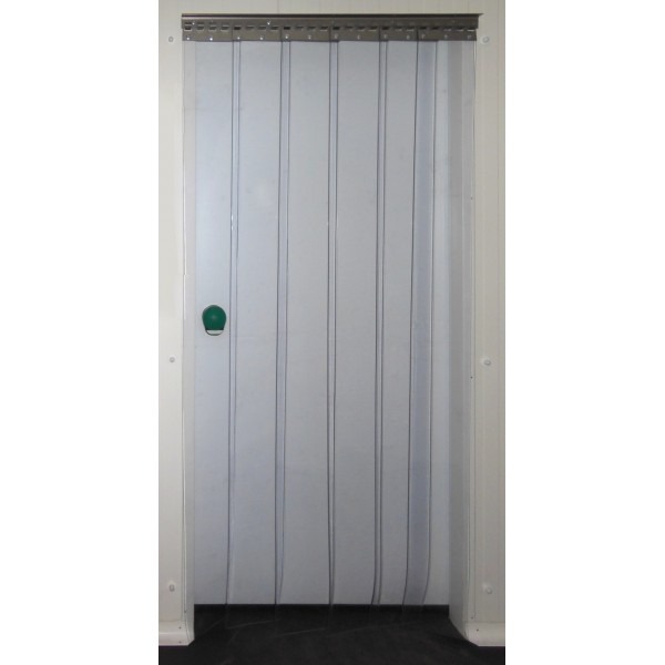 Przezroczysta kurtyna paskowa z PCV zawieszona na metalowej listwie, widoczny zielony uchwyt po lewej stronie, dolna krawędź kurtyny lekko pofalowana.