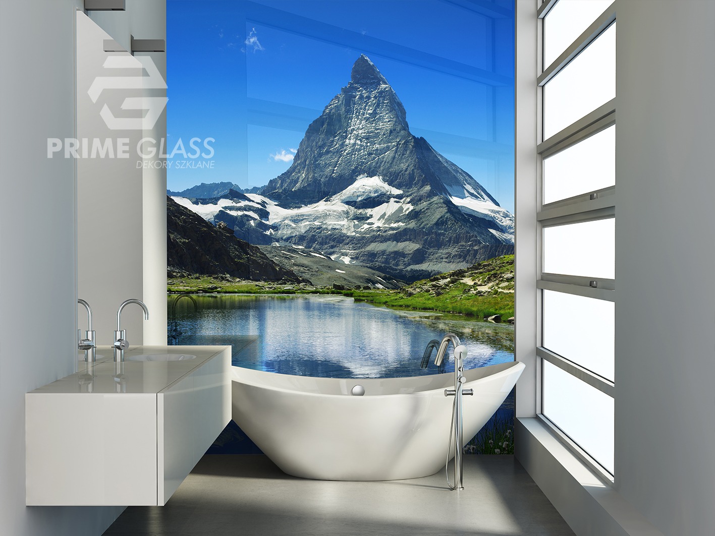 Nowoczesna łazienka z wolnostojącą wanną i umywalką, na ścianie fototapeta z widokiem na górski krajobraz, okno z czterema szybami.