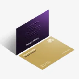 Dwie wizytówki: pionowa w odcieniach fioletu z wytłoczonym motywem sofy i nazwiskiem, oraz pozioma w kolorze złotym z danymi kontaktowymi projektanta wnętrz i logo sofy.