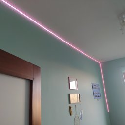 Listwa LED w kolorach RGB reagująca na dźwięk w pokojj nastolatki.