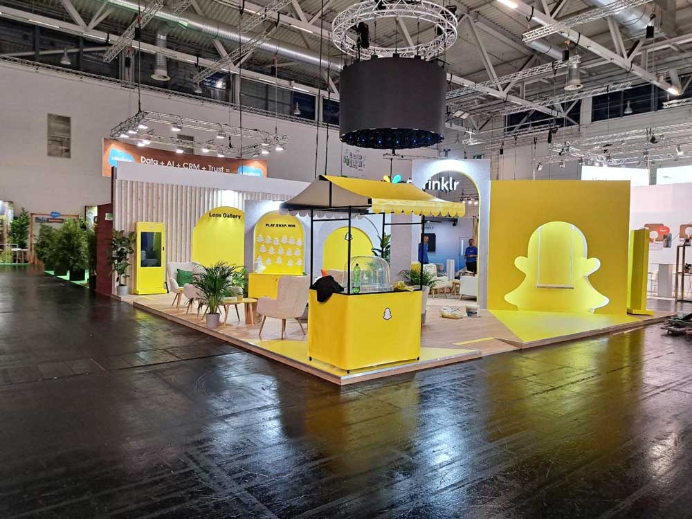 Budowa stoiska targowego w Kolonii dla Snapchat