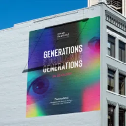 Wielkoformatowy plakat z tęczowym gradientem i motywem oka, promujący 'Move Festival Generations' w Zielonej Górze, umieszczony na ścianie budynku z cegły.