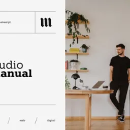 Mężczyzna oparty o ścianę obok biurka z laptopem, na ścianie półki z roślinami, obok plakat z geometrycznymi kształtami, po lewej logo studiomanual.pl