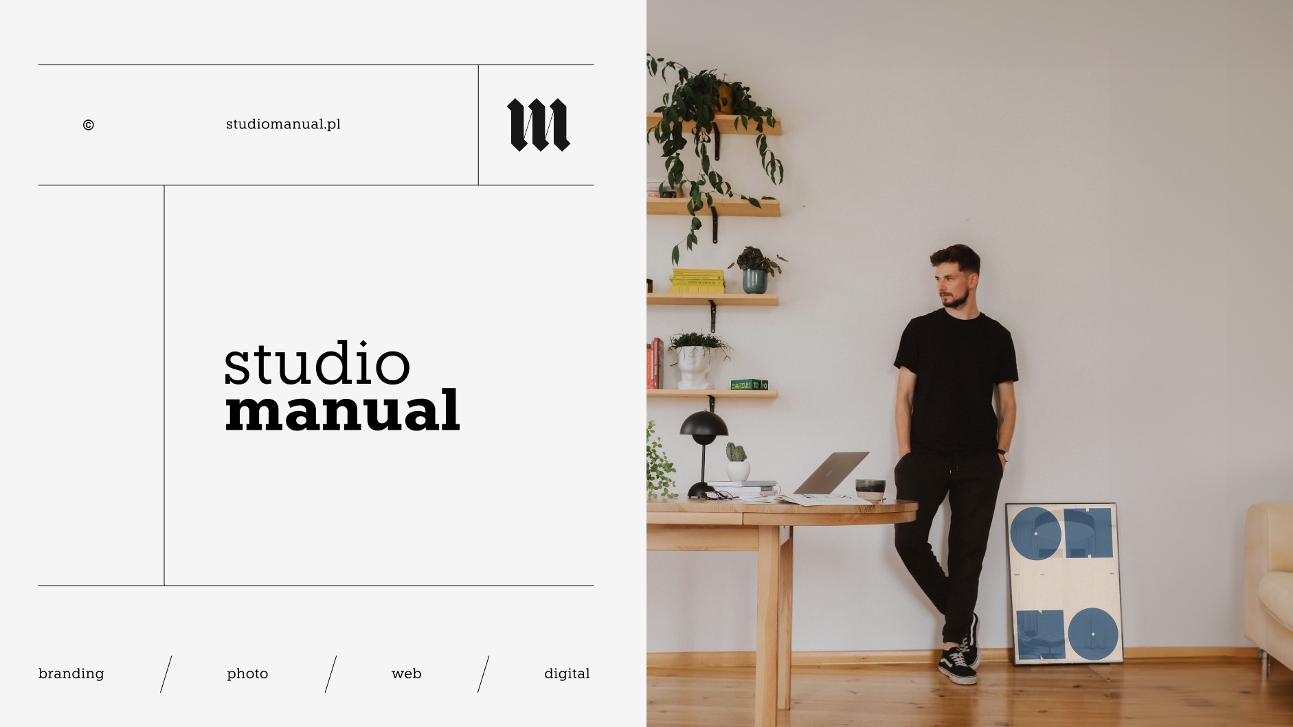 Mężczyzna oparty o ścianę obok biurka z laptopem, na ścianie półki z roślinami, obok plakat z geometrycznymi kształtami, po lewej logo studiomanual.pl