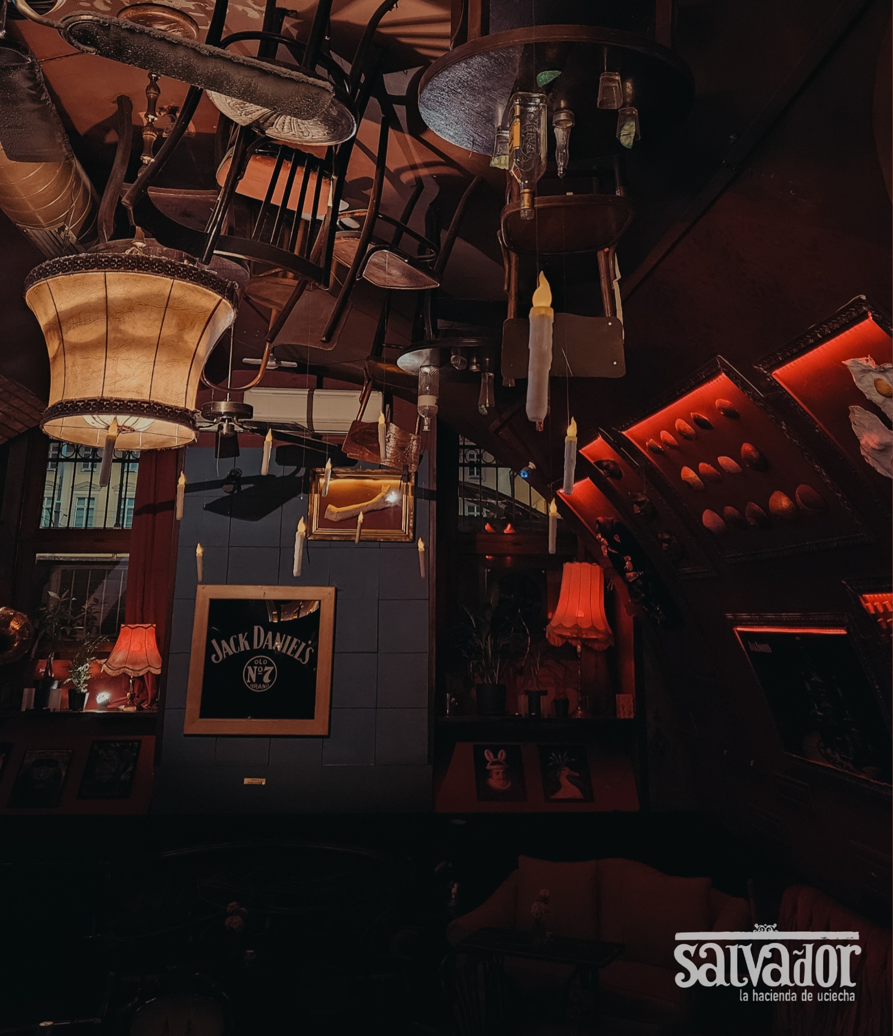 Abstrakcyjne dekoracje na suficie