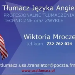 Wizytówka tłumaczki języka angielskiego, Wiktorii Mroczek, z flagą USA w tle, oferującej profesjonalne tłumaczenia techniczne i zwykłe, zawierająca numer telefonu i adres email.