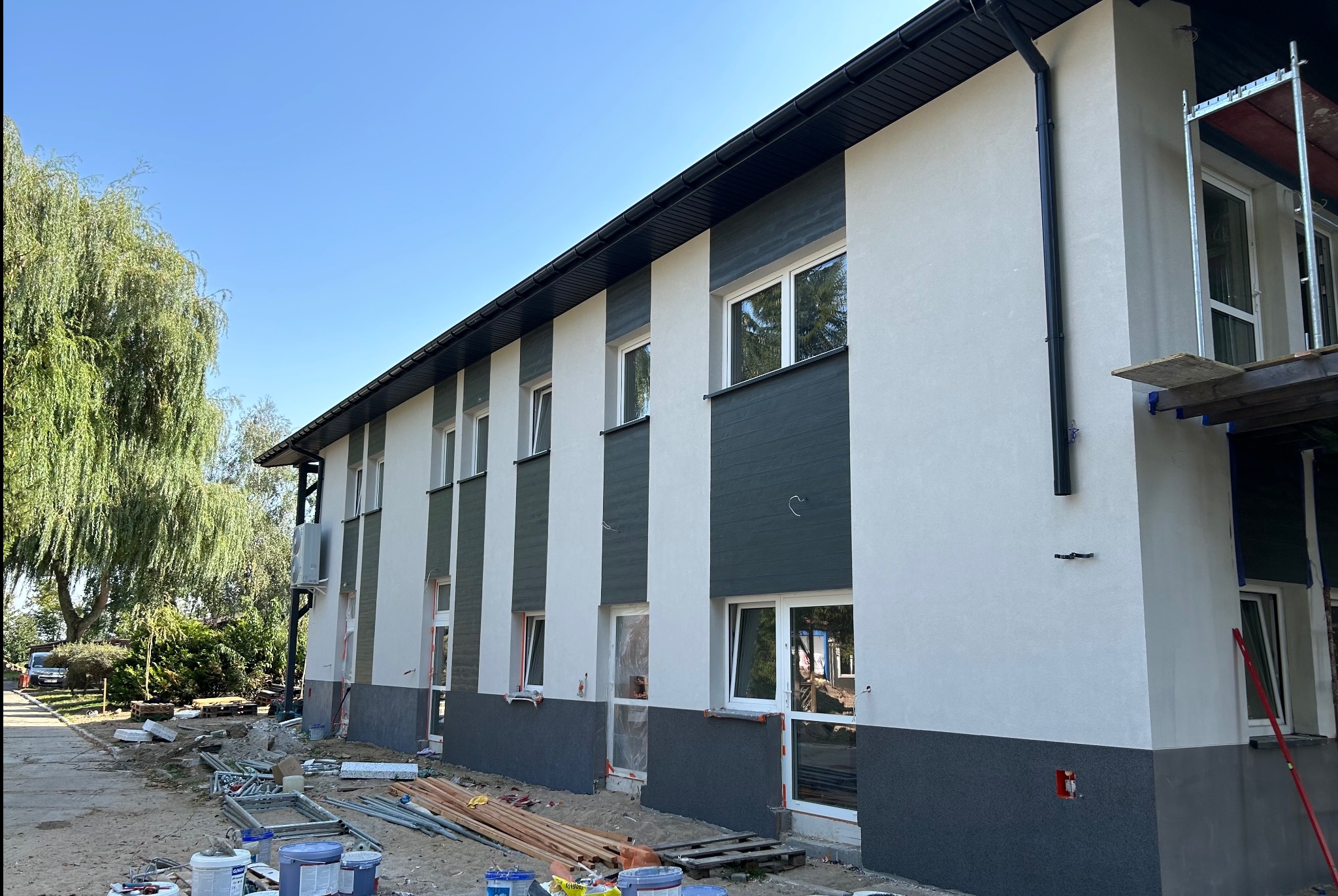 Elewacja, deska elewacyjna , podbitka , tynk mozaikowy .