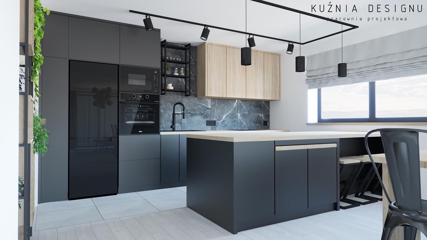 Nowoczesna kuchnia w odcieniach szarości z drewnianymi akcentami, oświetleniem punktowym i wyspą kuchenną z miejscami do siedzenia, widok na okno z roletami rzymskimi.