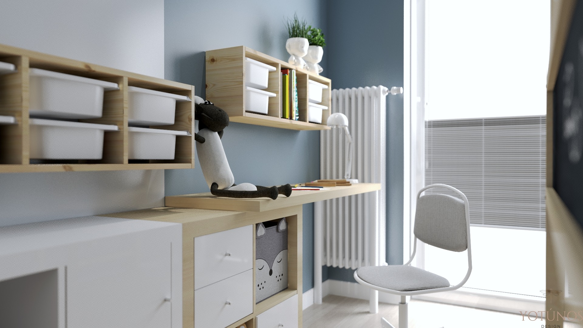 Wizualizacja pokoju dziecięcego z drewnianymi półkami i biurkiem, szarą ścianą, pluszową zabawką owcą i minimalistycznym krzesłem na tle okna z żaluzjami.