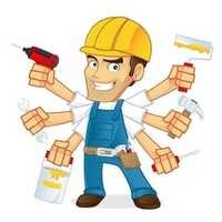 Karykatura uśmiechniętego mężczyzny w niebieskim kombinezonie i białej koszulce, trzymającego jednocześnie w sześciu rękach narzędzia budowlane: wiertarkę, wałek do malowania, młotek, szpachelkę...