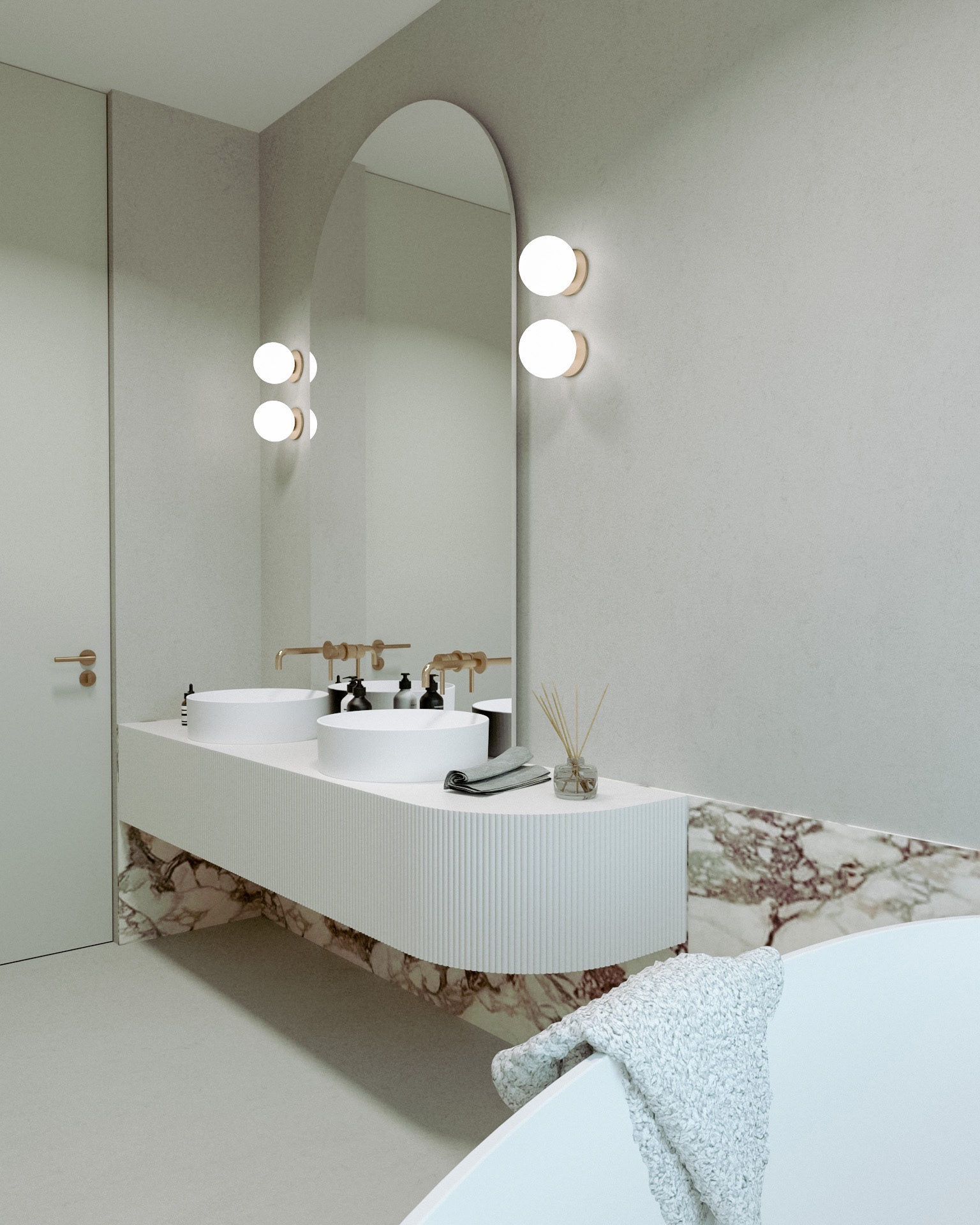 Elegancka łazienka z dwoma okrągłymi umywalkami na białym blacie z ryflowanym frontem, marmurowym wykończeniem i dużym lustrem w kształcie łuku, oświetlonym kulistymi lampami.