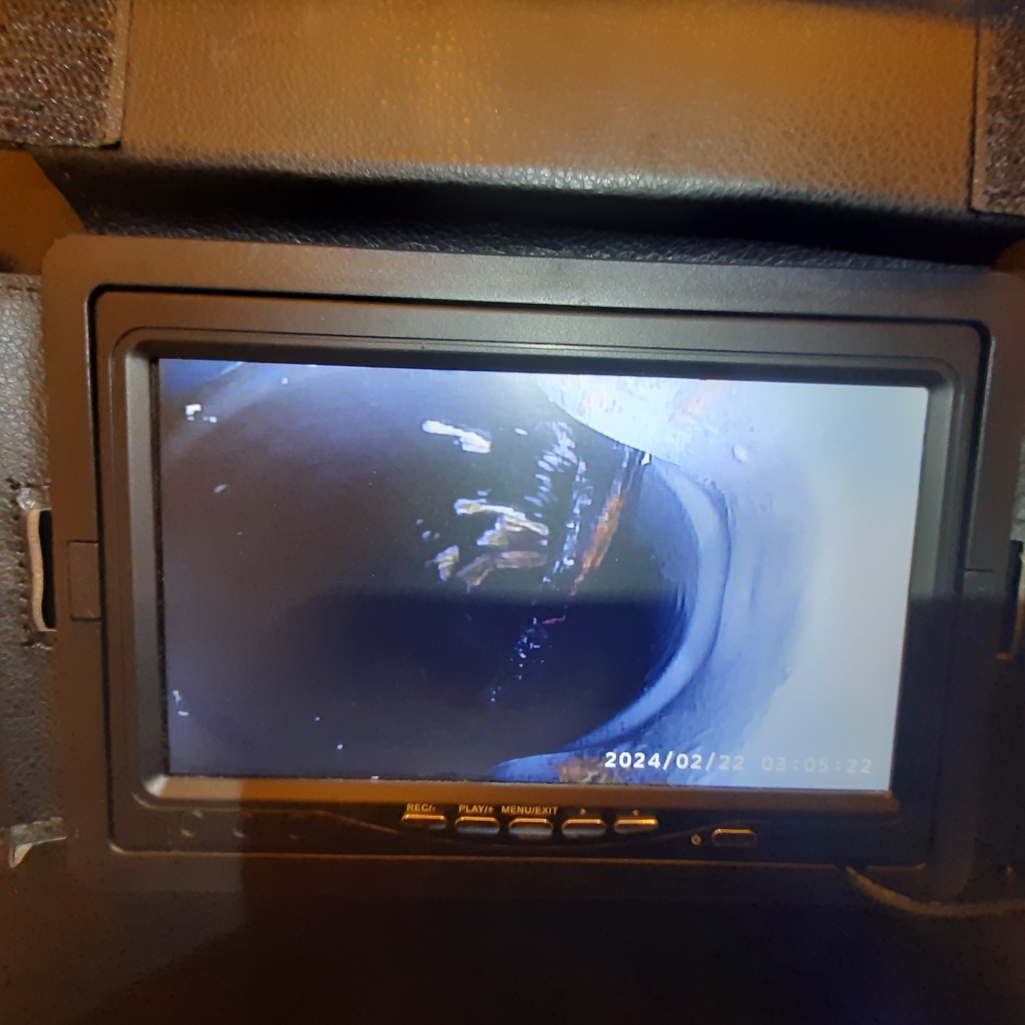 Ekran kamery inspekcyjnej pokazuje wnętrze rury z widocznymi zanieczyszczeniami i osadami, data i godzina 2024/02/22 03:05:22 w prawym dolnym rogu.