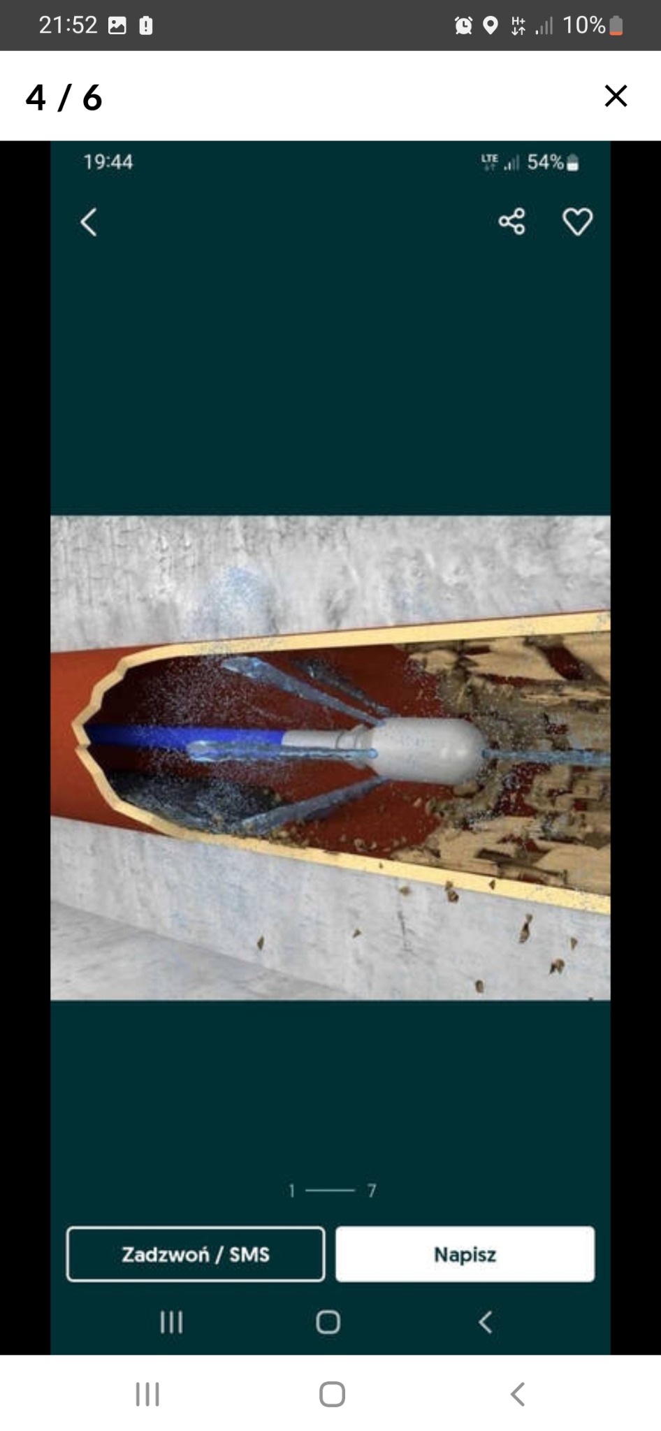 Czyszczenie rury w Częstochowie za pomocą dyszy ciśnieniowej, widoczne strumienie wody pod wysokim ciśnieniem rozbijające zanieczyszczenia wewnątrz rury.