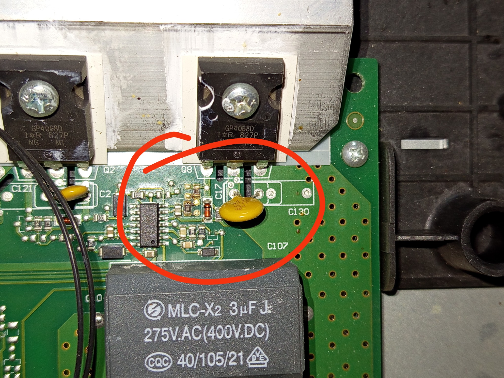 Płyta indukcyjna Beko po naprawie modułu mocy, zasilacza. Widoczne elementy elektroniczne, kondensatory, tranzystory. Czerwone okręgi wskazują obszar naprawy.