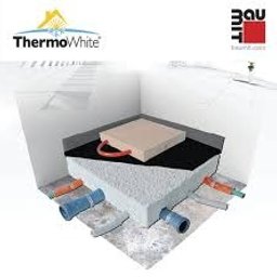 Agnus Architecture sp zoo - Przekrój warstwowy izolacji podłogi z widoczną warstwą termoizolacyjną, hydroizolacją, rurami instalacyjnymi i wylewką, prezentowany schematycznie z logo producenta ThermoWhite w lewym górnym rogu.