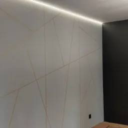 Minimalistyczne wnętrze z szarą ścianą o geometrycznym wzorze z cienkich, złotych linii, oświetloną listwą LED pod sufitem i czarną ścianą boczną z nowoczesną lampą sufitową.