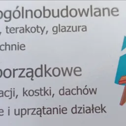 Ogłoszenie usług ogólnobudowlanych z ilustracją: murarz tnący deskę piłą elektryczną.