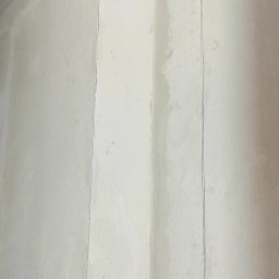 BoTom Tomasz Bogusz - Świeżo położona, jasna gładź na ścianie z widocznymi łączeniami płyt w Białymstoku. Minimalistyczne wykończenie wnętrza, gotowe do malowania.