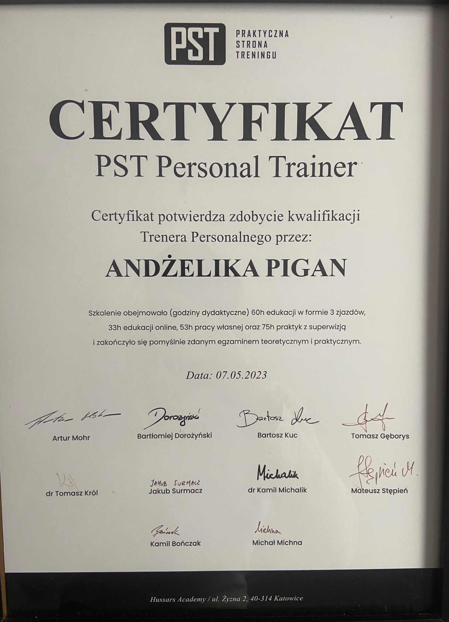 Certyfikat PST Personal Trainer dla Andżeliki Pigan z datą 07.05.2023, potwierdzający kwalifikacje. Sygnatury osób uprawnionych do certyfikacji.