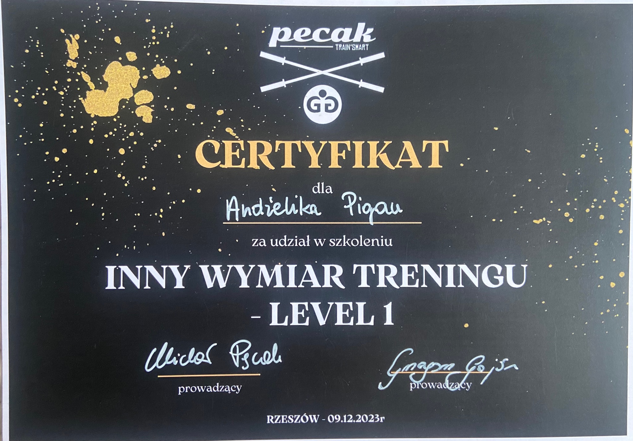 Certyfikat ukończenia szkolenia 'Inny Wymiar Treningu - Level 1' dla Andżeliki Pigau, sygnowany przez Michała Pecaka i Grzegorza Gojsa, Rzeszów, 09.12.2023.