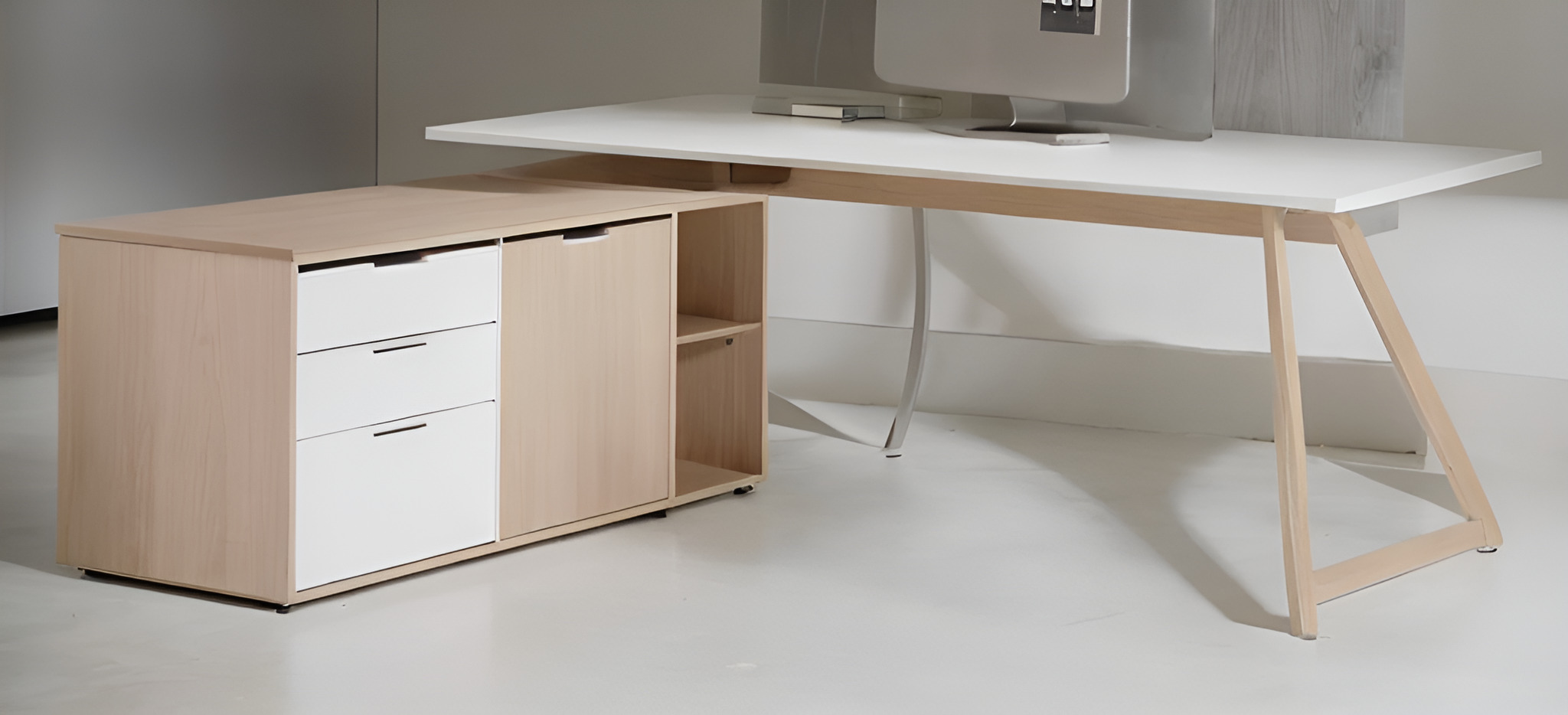 Nowoczesne biurko z białym blatem i jasnymi, drewnianymi nogami oraz szafka z trzema białymi szufladami i otwartą półką z jasnego drewna.